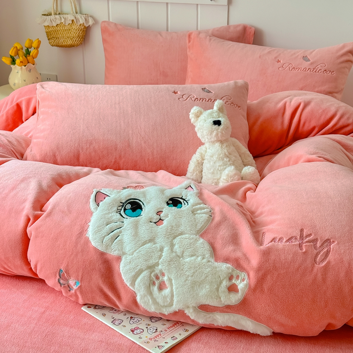 91家纺网 家纺一手货源 找家纺 莱凯家纺 2025新款贴布绣牛奶绒四件套 猫咪乐园（粉)