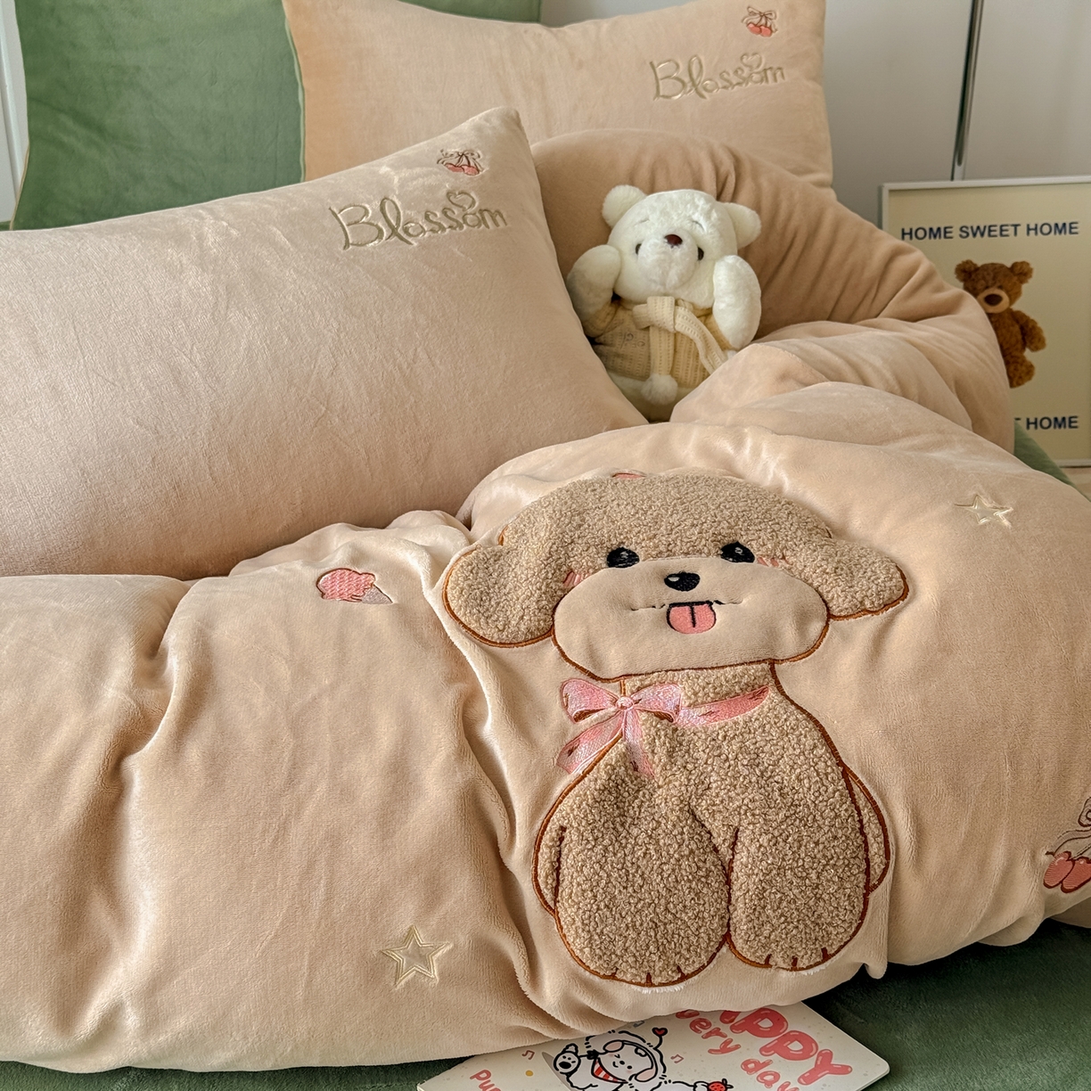 91家纺网 家纺一手货源 找家纺 莱凯家纺 2025新款贴布绣牛奶绒四件套 开心狗（卡其+绿）