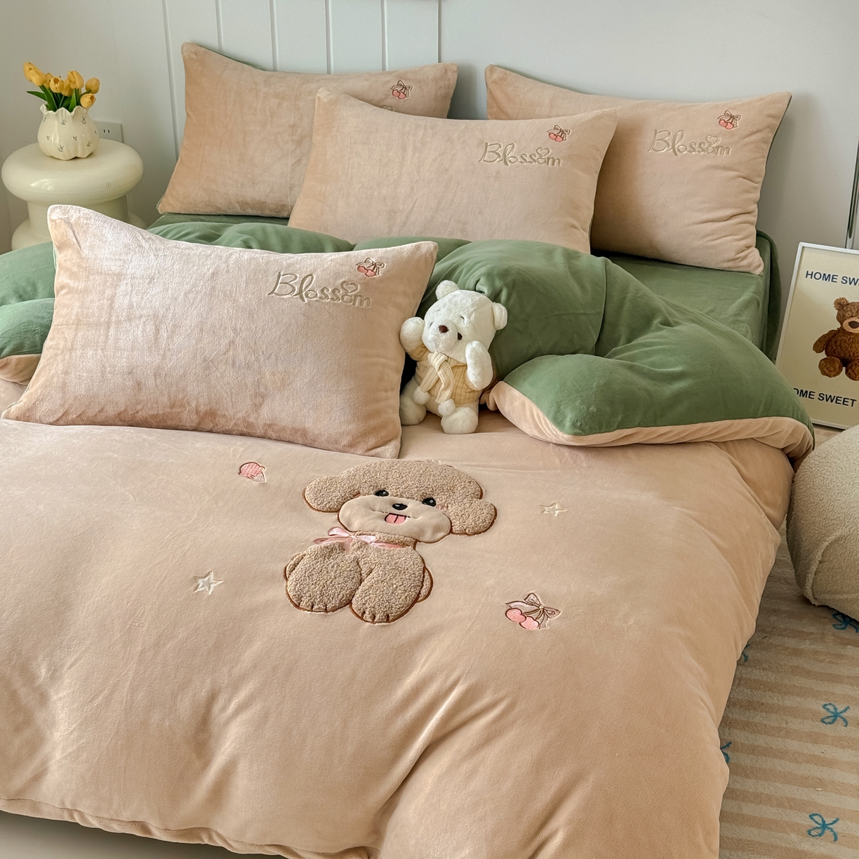 91家纺网 家纺一手货源 找家纺 莱凯家纺 2025新款贴布绣牛奶绒四件套 开心狗（卡其+绿）