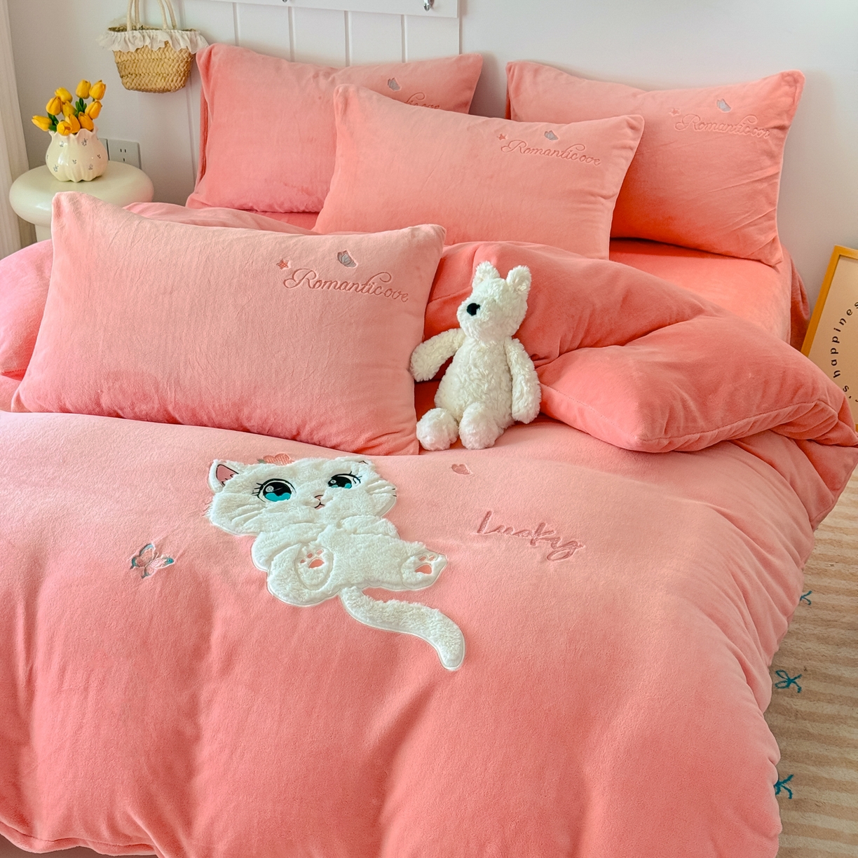 91家纺网 家纺一手货源 找家纺 莱凯家纺 2025新款贴布绣牛奶绒四件套 猫咪乐园（粉)
