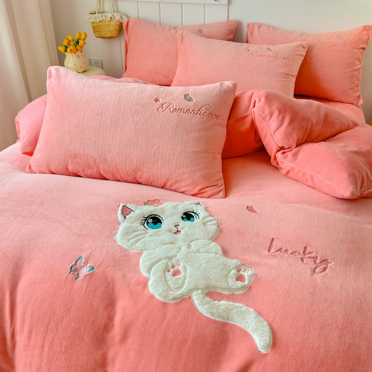 91家纺网 家纺一手货源 找家纺 莱凯家纺 2025新款贴布绣牛奶绒四件套 猫咪乐园（粉)