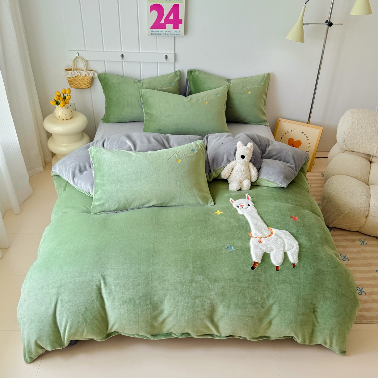 91家纺网 家纺一手货源 找家纺 莱凯家纺 2025新款贴布绣牛奶绒四件套 晚安羊驼（绿+灰）