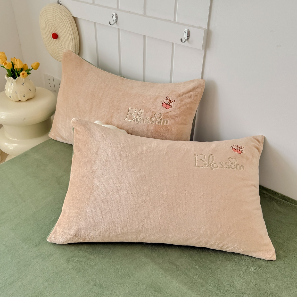 91家纺网 家纺一手货源 找家纺 莱凯家纺 2025新款贴布绣牛奶绒四件套 开心狗（卡其+绿）