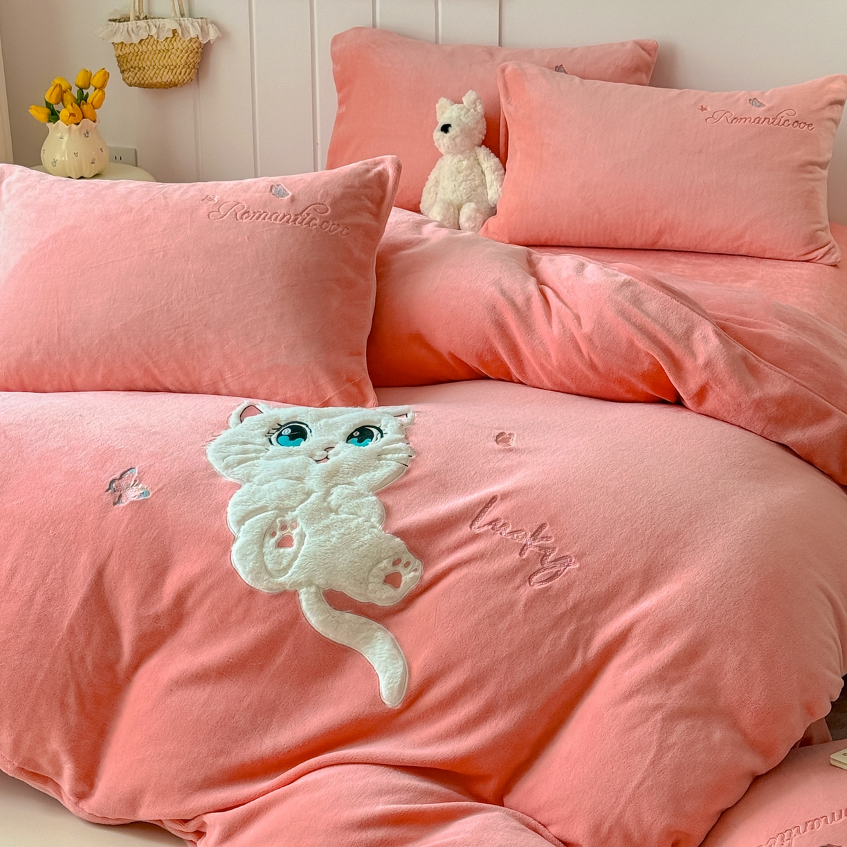 91家纺网 家纺一手货源 找家纺 莱凯家纺 2025新款贴布绣牛奶绒四件套 猫咪乐园（粉)