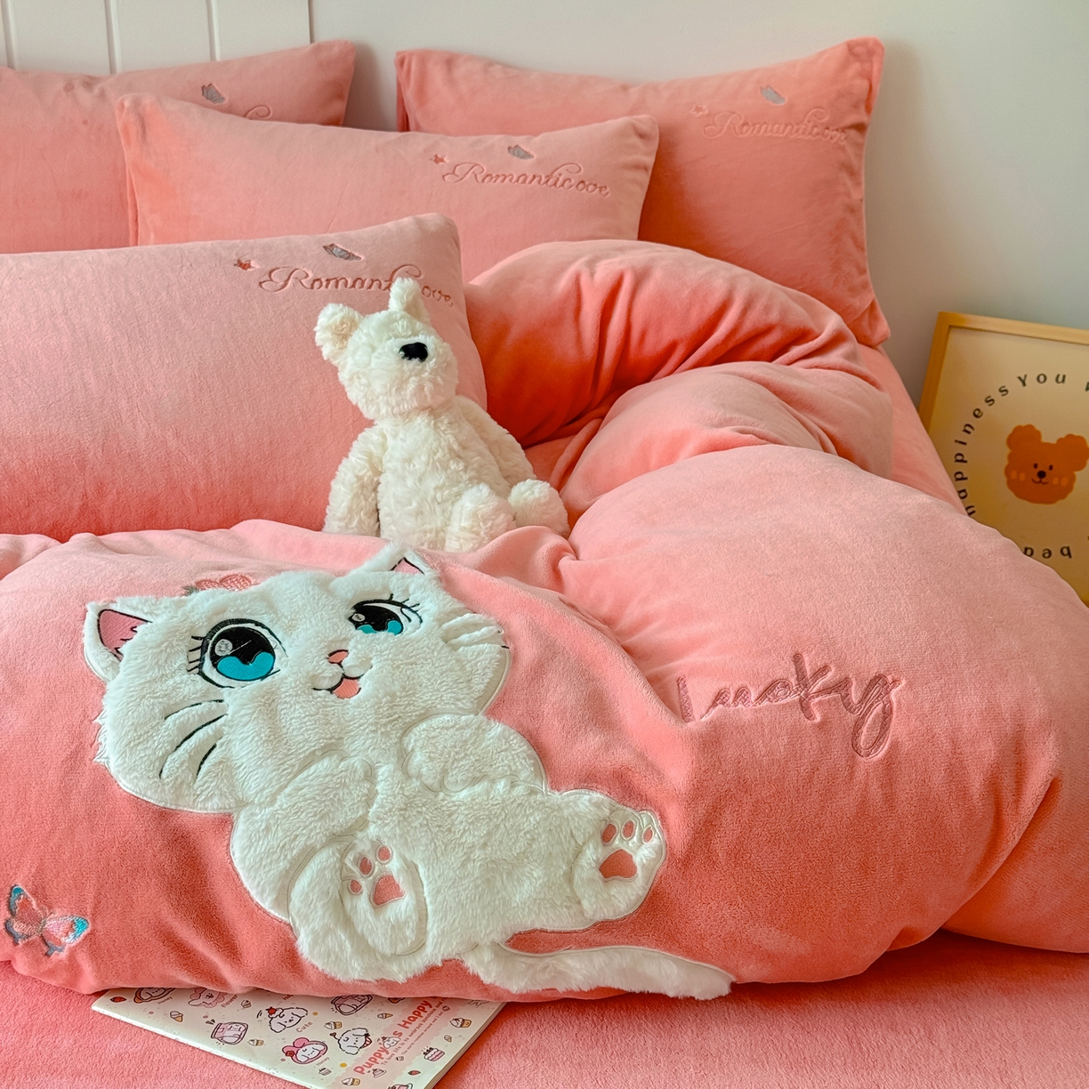 91家纺网 家纺一手货源 找家纺 莱凯家纺 2025新款贴布绣牛奶绒四件套 猫咪乐园（粉)