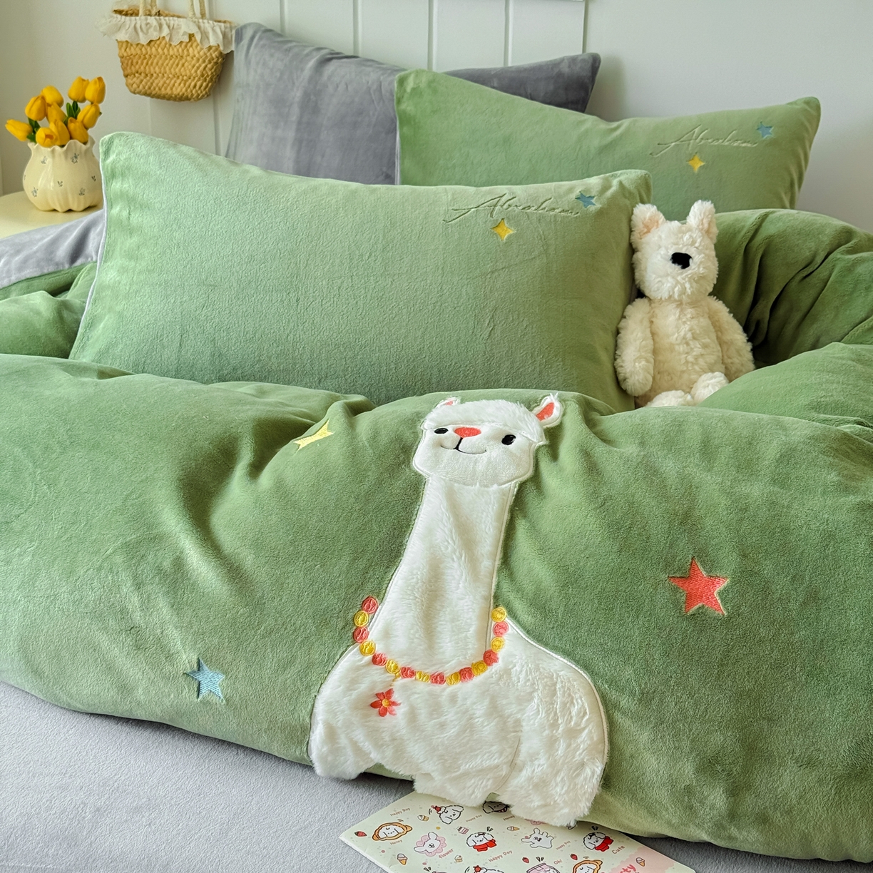 91家纺网 家纺一手货源 找家纺 莱凯家纺 2025新款贴布绣牛奶绒四件套 晚安羊驼（绿+灰）