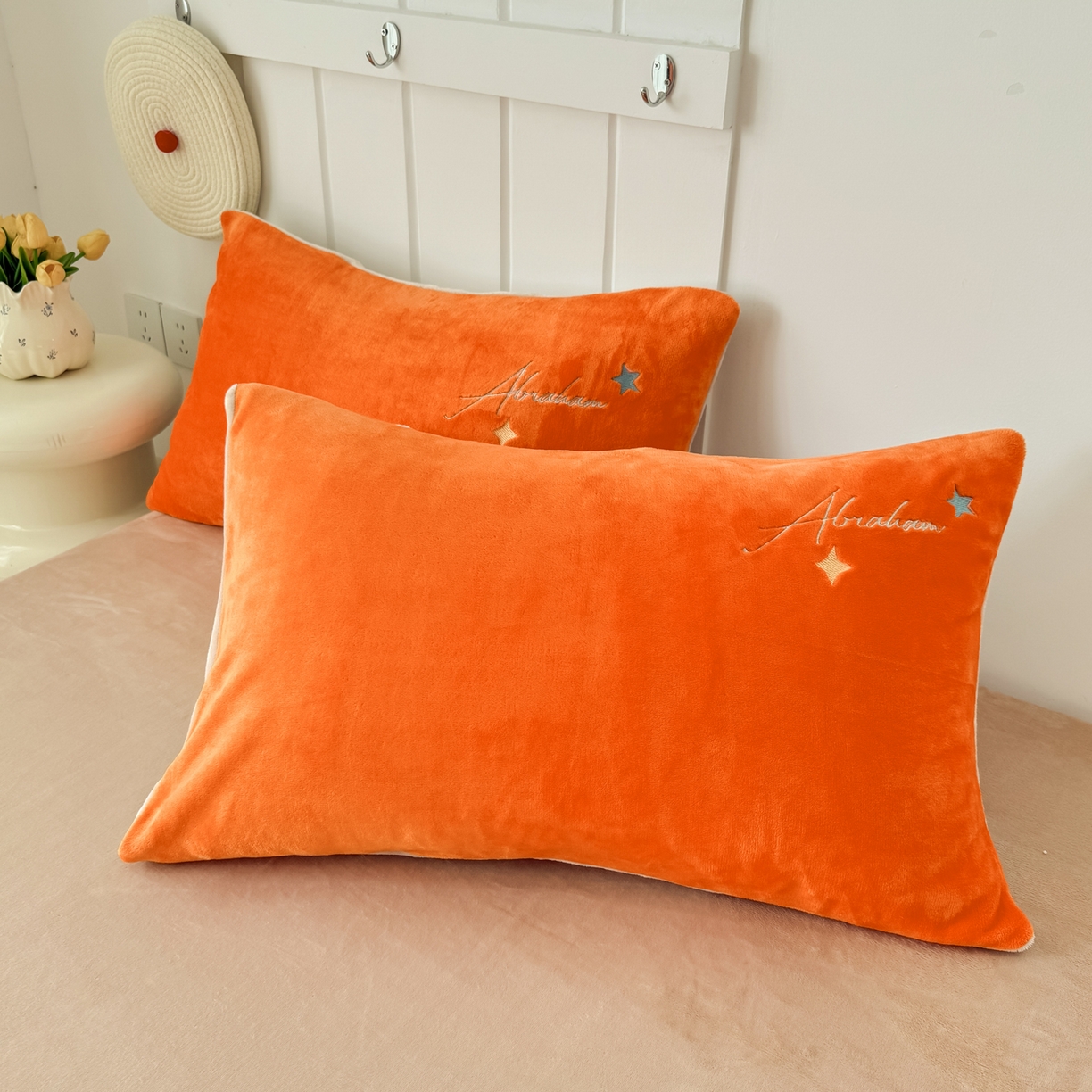 91家纺网 家纺一手货源 找家纺 莱凯家纺 2025新款贴布绣牛奶绒四件套 晚安羊驼（橘+卡其）