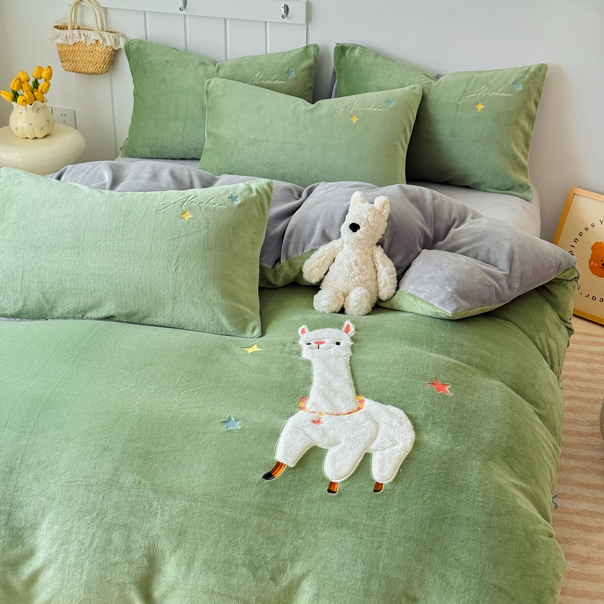 91家纺网 家纺一手货源 找家纺 莱凯家纺 2025新款贴布绣牛奶绒四件套 晚安羊驼（绿+灰）