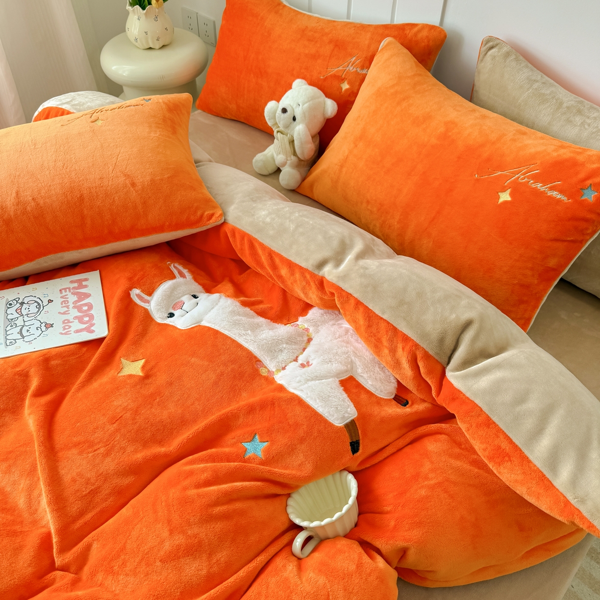 91家纺网 家纺一手货源 找家纺 莱凯家纺 2025新款贴布绣牛奶绒四件套 晚安羊驼（橘+卡其）