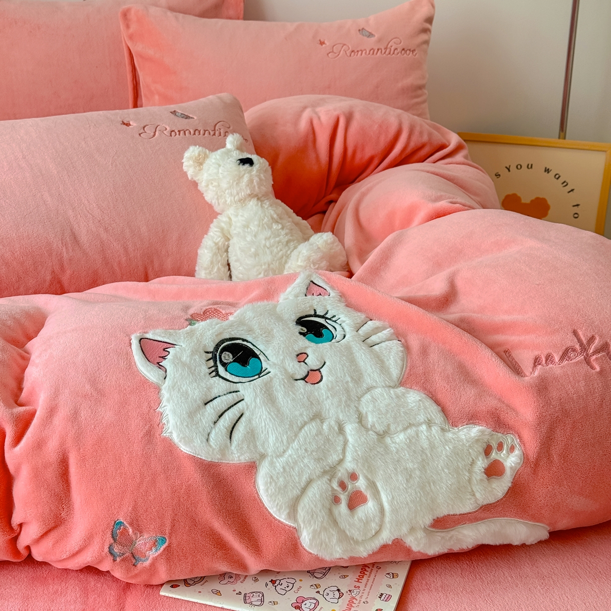 91家纺网 家纺一手货源 找家纺 莱凯家纺 2025新款贴布绣牛奶绒四件套 猫咪乐园（粉)