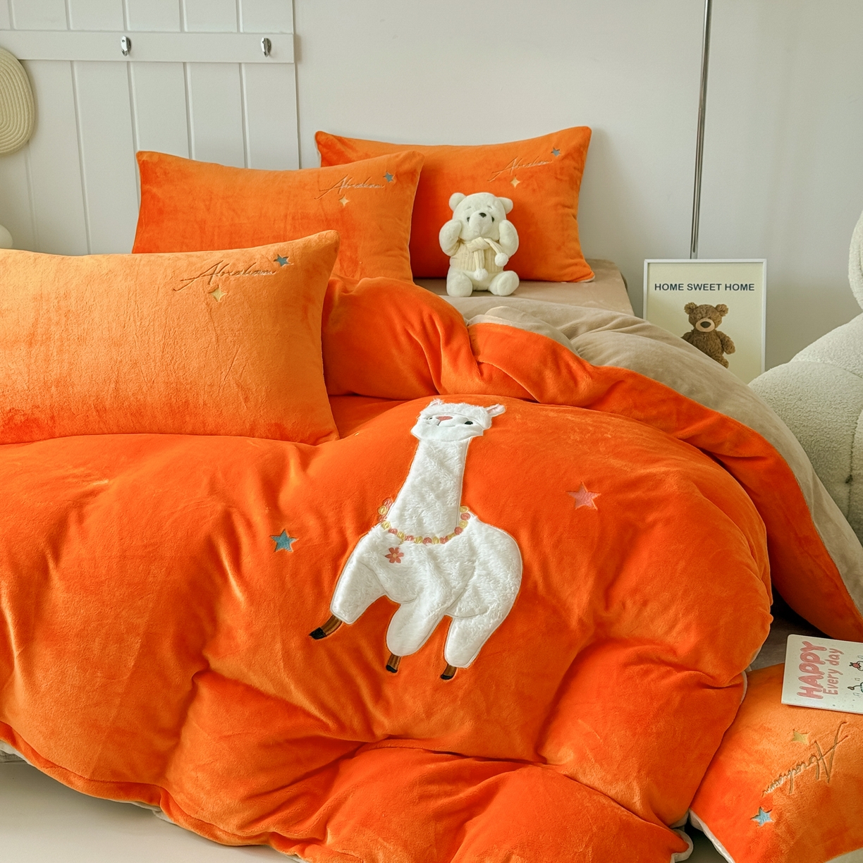 91家纺网 家纺一手货源 找家纺 莱凯家纺 2025新款贴布绣牛奶绒四件套 晚安羊驼（橘+卡其）
