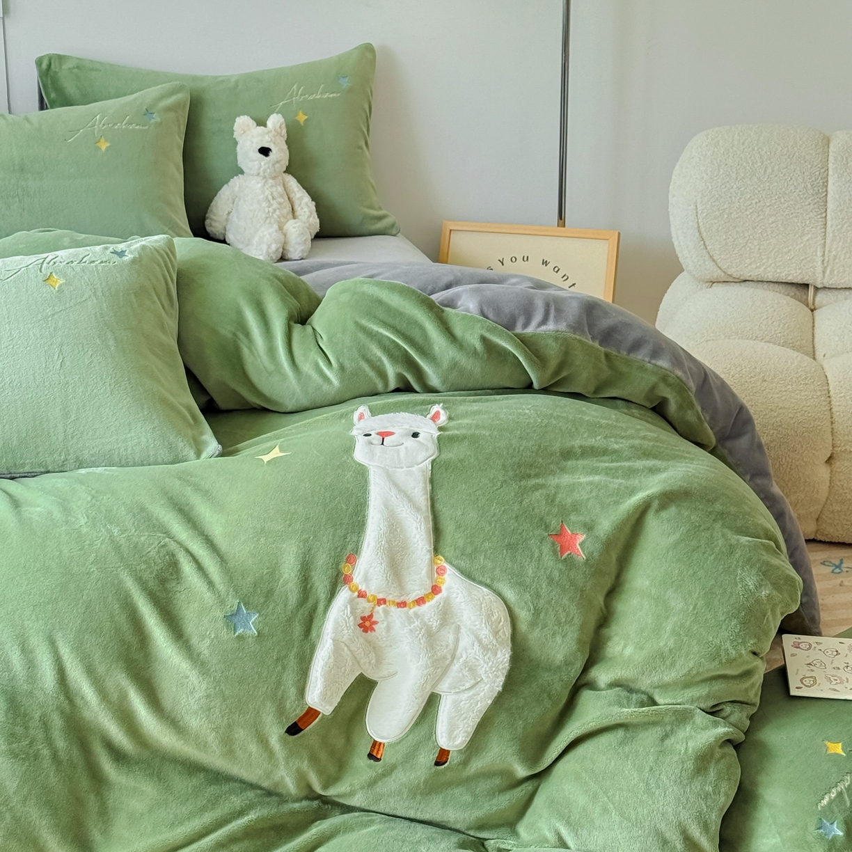 91家纺网 家纺一手货源 找家纺 莱凯家纺 2025新款贴布绣牛奶绒四件套 晚安羊驼（绿+灰）