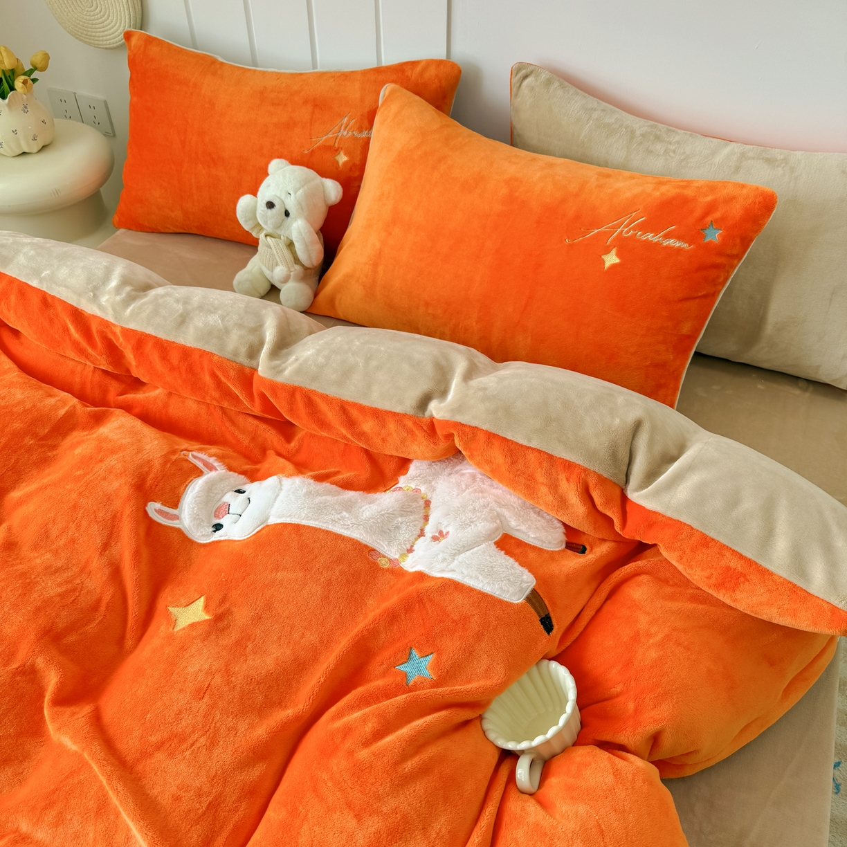 91家纺网 家纺一手货源 找家纺 莱凯家纺 2025新款贴布绣牛奶绒四件套 晚安羊驼（橘+卡其）
