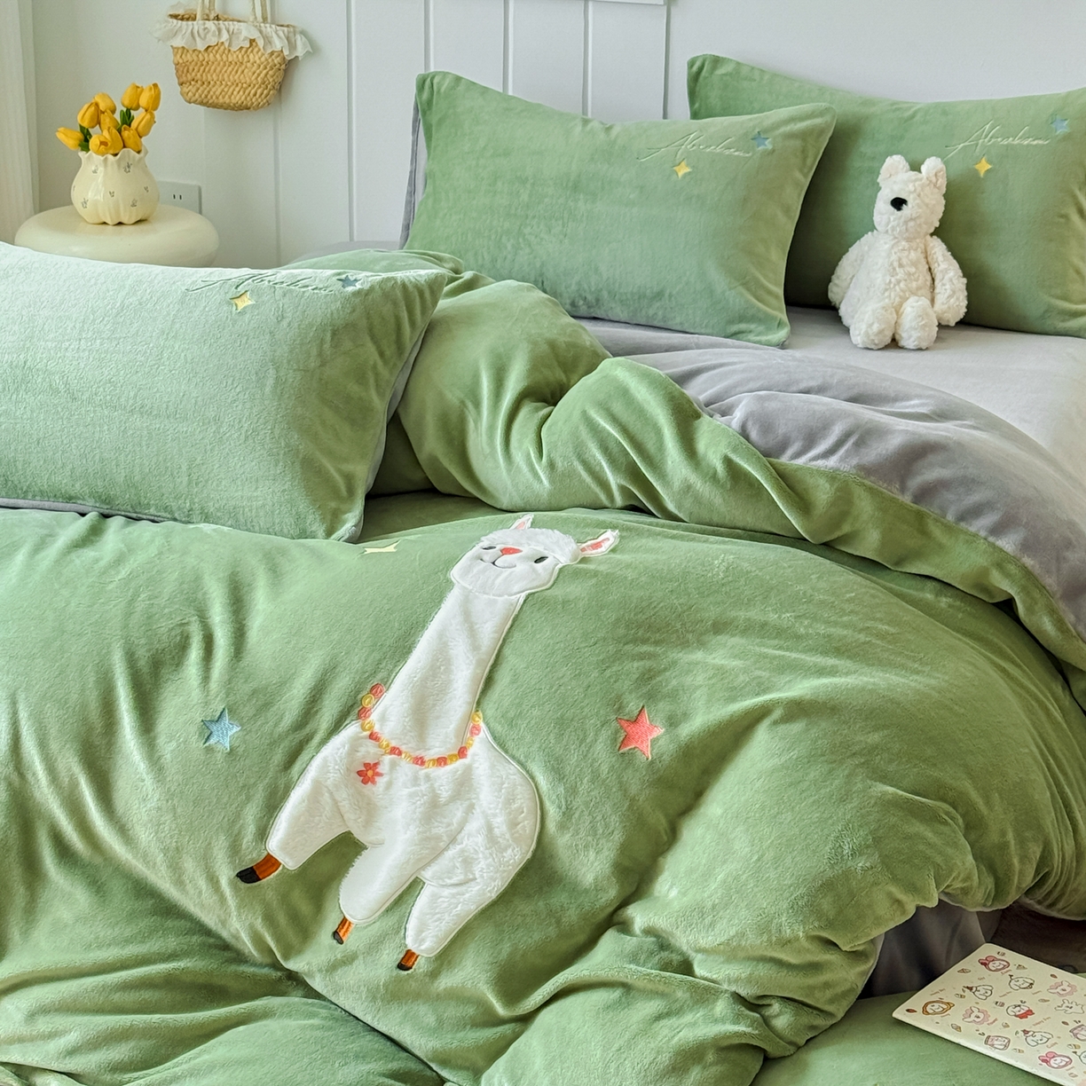 91家纺网 家纺一手货源 找家纺 莱凯家纺 2025新款贴布绣牛奶绒四件套 晚安羊驼（绿+灰）