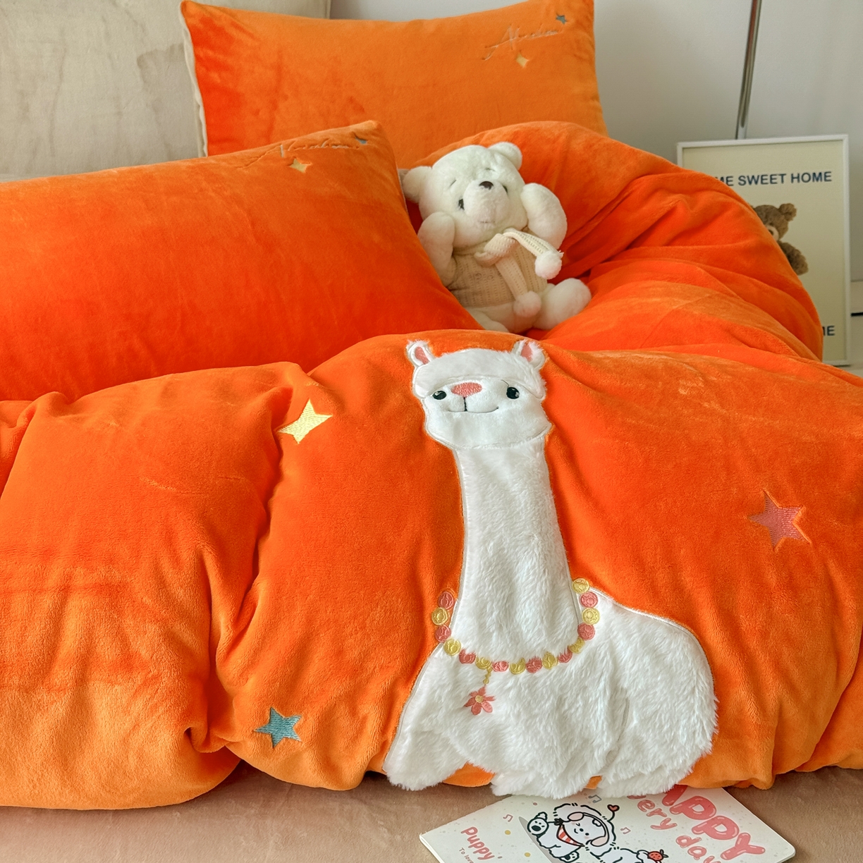 91家纺网 家纺一手货源 找家纺 莱凯家纺 2025新款贴布绣牛奶绒四件套 晚安羊驼（橘+卡其）