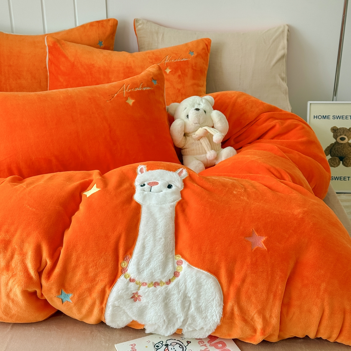 91家纺网 家纺一手货源 找家纺 莱凯家纺 2025新款贴布绣牛奶绒四件套 晚安羊驼（橘+卡其）