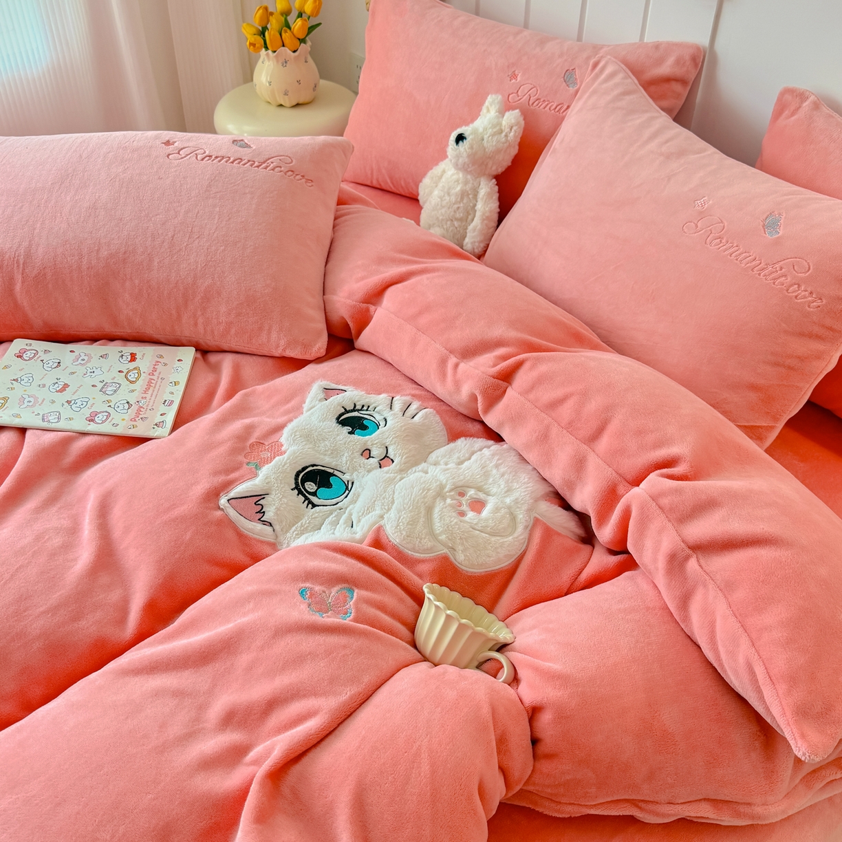 91家纺网 家纺一手货源 找家纺 莱凯家纺 2025新款贴布绣牛奶绒四件套 猫咪乐园（粉)