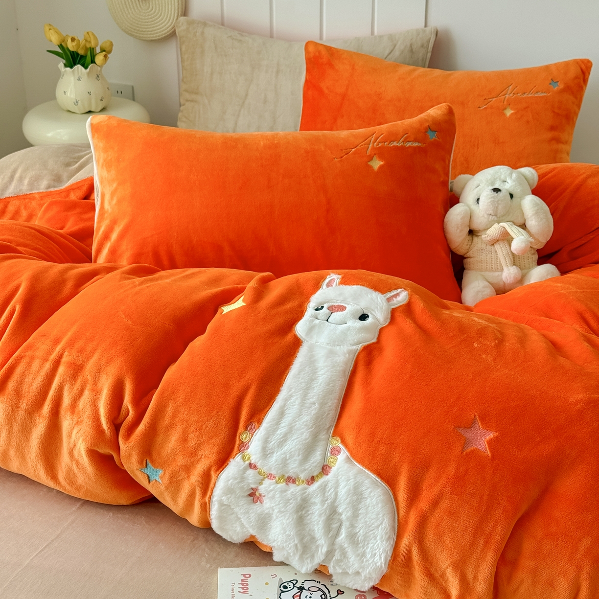 91家纺网 家纺一手货源 找家纺 莱凯家纺 2025新款贴布绣牛奶绒四件套 晚安羊驼（橘+卡其）