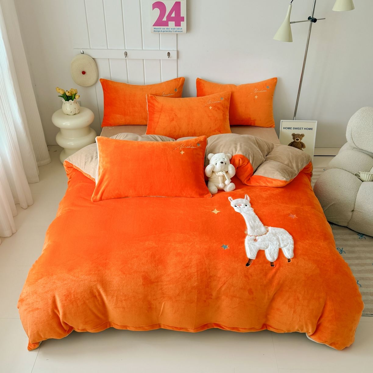 91家纺网 家纺一手货源 找家纺 莱凯家纺 2025新款贴布绣牛奶绒四件套 晚安羊驼（橘+卡其）