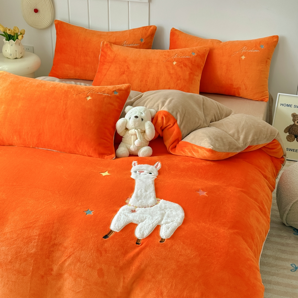 91家纺网 家纺一手货源 找家纺 莱凯家纺 2025新款贴布绣牛奶绒四件套 晚安羊驼（橘+卡其）
