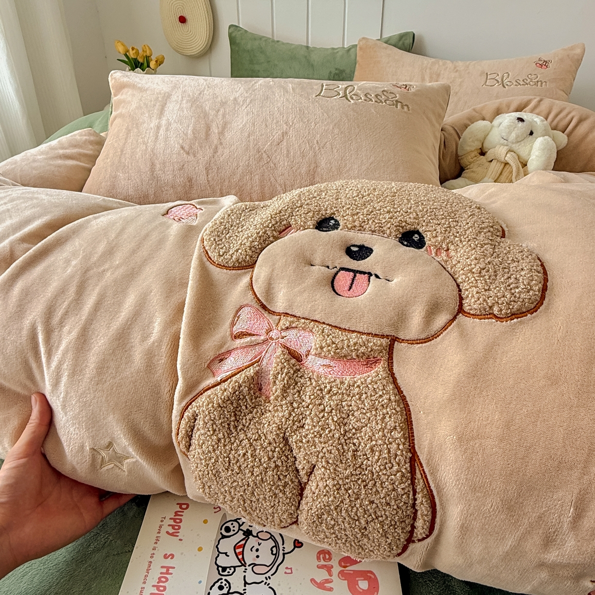 莱凯家纺 2025新款贴布绣牛奶绒四件套 开心狗（卡其+绿）