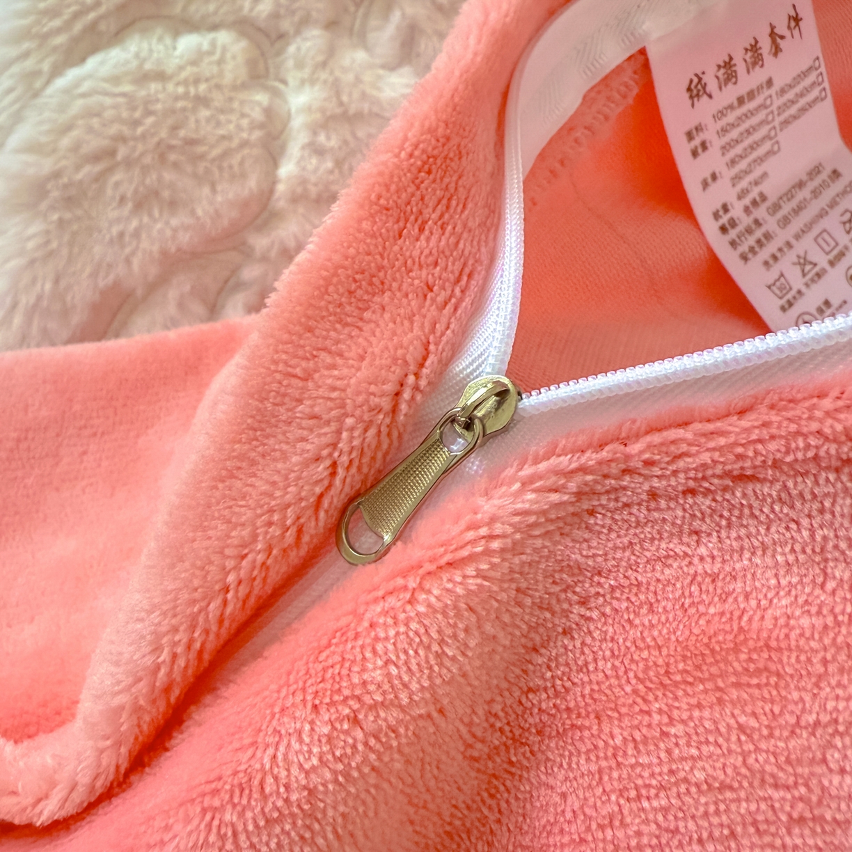 91家纺网 家纺一手货源 找家纺 莱凯家纺 2025新款贴布绣牛奶绒四件套 猫咪乐园（粉)