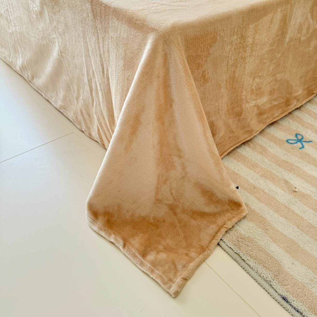 91家纺网 家纺一手货源 找家纺 莱凯家纺 2025新款贴布绣牛奶绒四件套 晚安羊驼（橘+卡其）