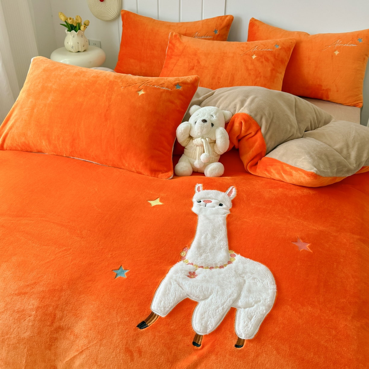 91家纺网 家纺一手货源 找家纺 莱凯家纺 2025新款贴布绣牛奶绒四件套 晚安羊驼（橘+卡其）