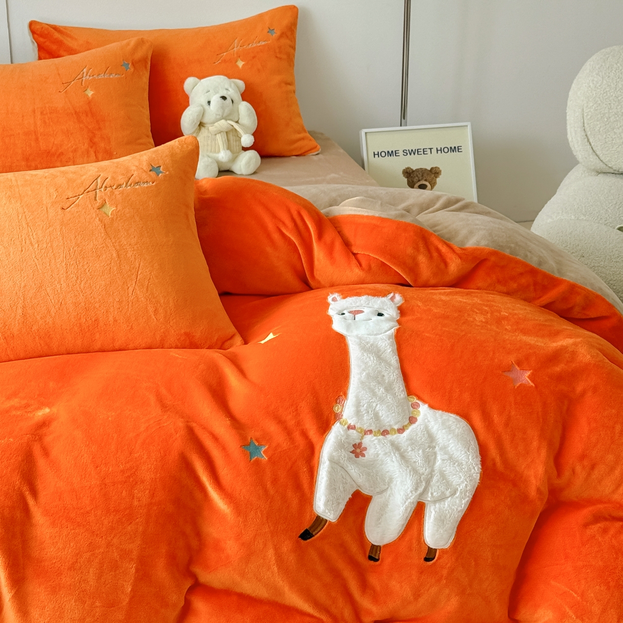 91家纺网 家纺一手货源 找家纺 莱凯家纺 2025新款贴布绣牛奶绒四件套 晚安羊驼（橘+卡其）
