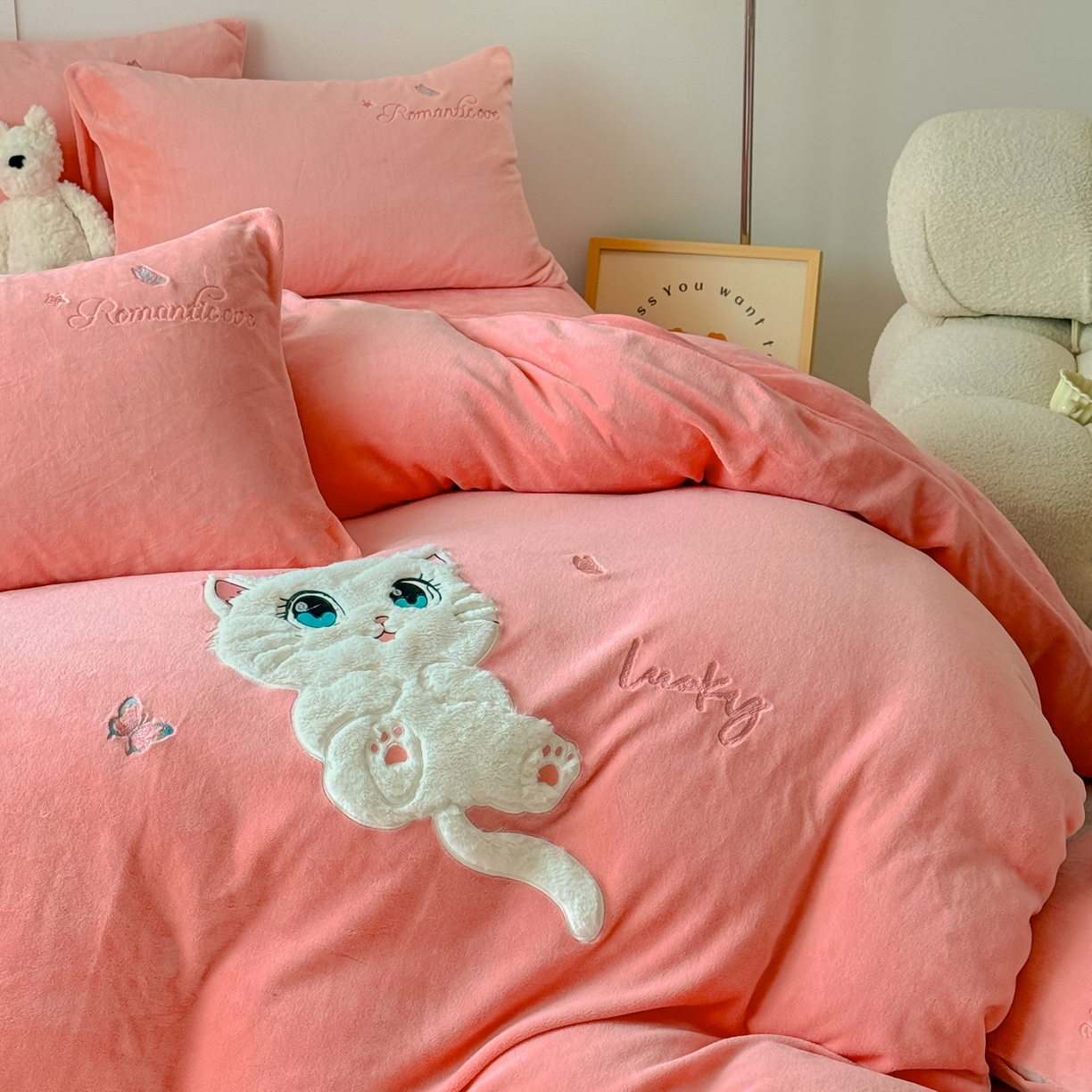 91家纺网 家纺一手货源 找家纺 莱凯家纺 2025新款贴布绣牛奶绒四件套 猫咪乐园（粉)