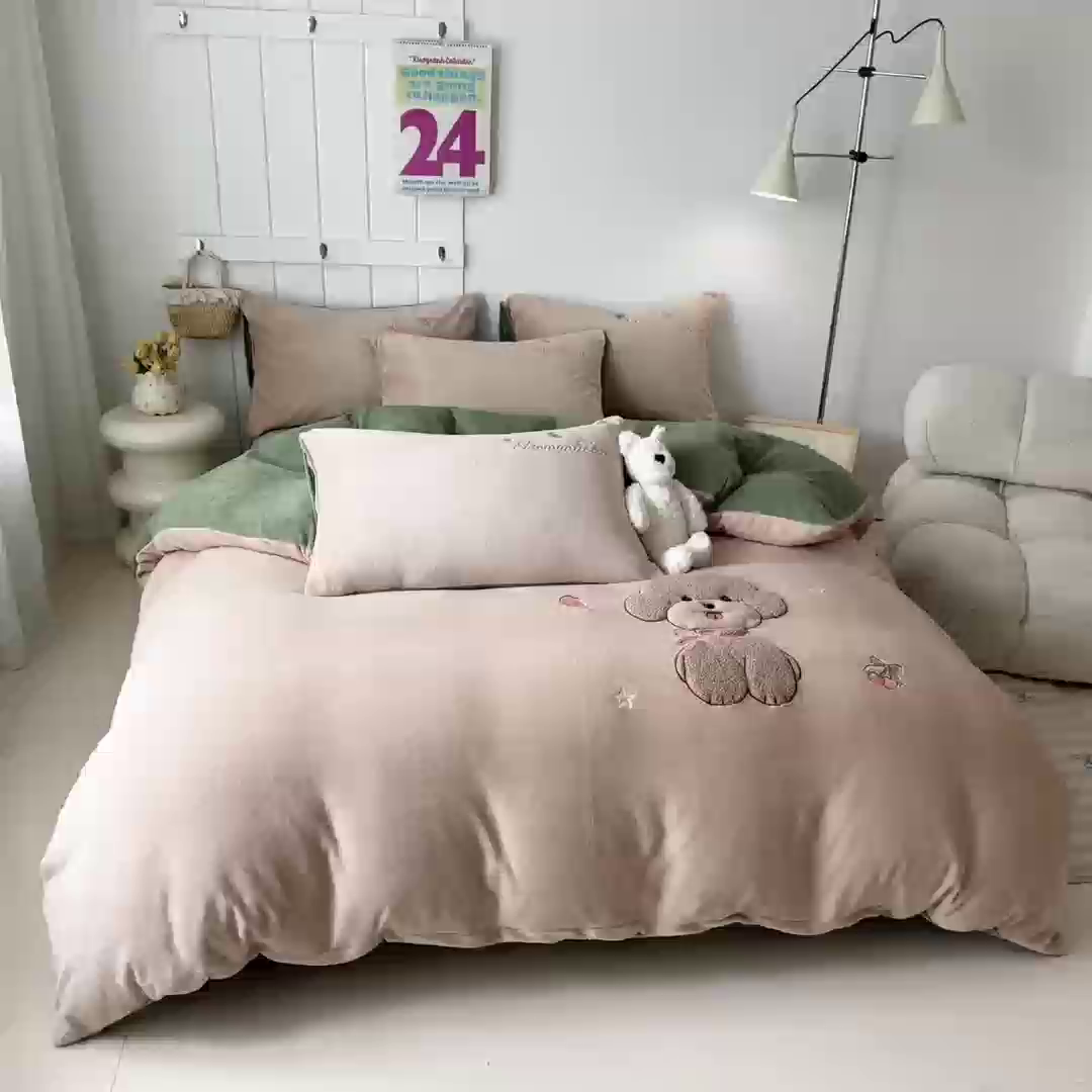 91家纺网 家纺一手货源 找家纺 莱凯家纺 2025新款贴布绣牛奶绒四件套 开心狗（卡其+绿）