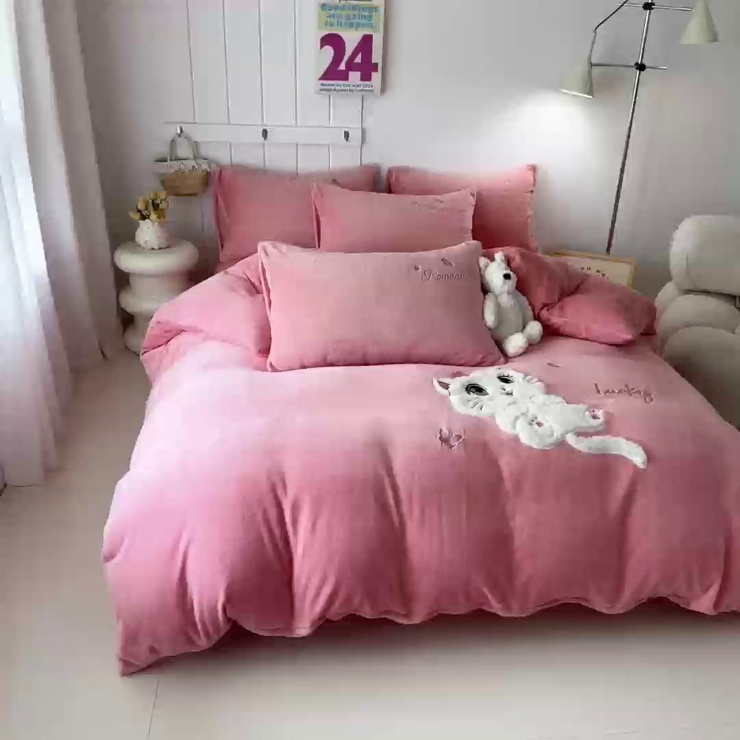 91家纺网 家纺一手货源 找家纺 莱凯家纺 2025新款贴布绣牛奶绒四件套 猫咪乐园（粉)