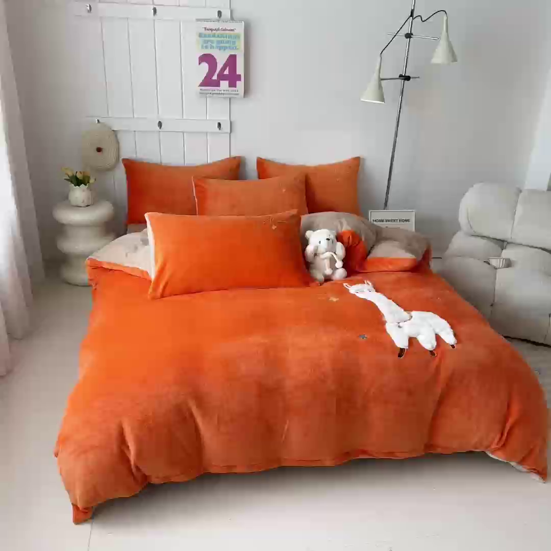 91家纺网 家纺一手货源 找家纺 莱凯家纺 2025新款贴布绣牛奶绒四件套 晚安羊驼（橘+卡其）