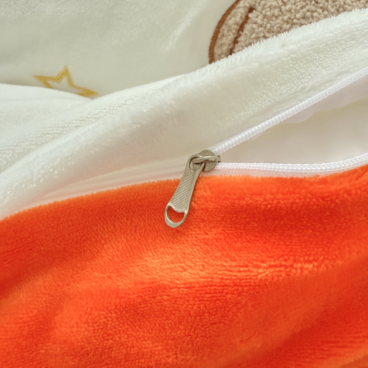 91家纺网 家纺一手货源 找家纺 莱凯家纺 2025新款贴布绣牛奶绒四件套 开心狗（白+橘）