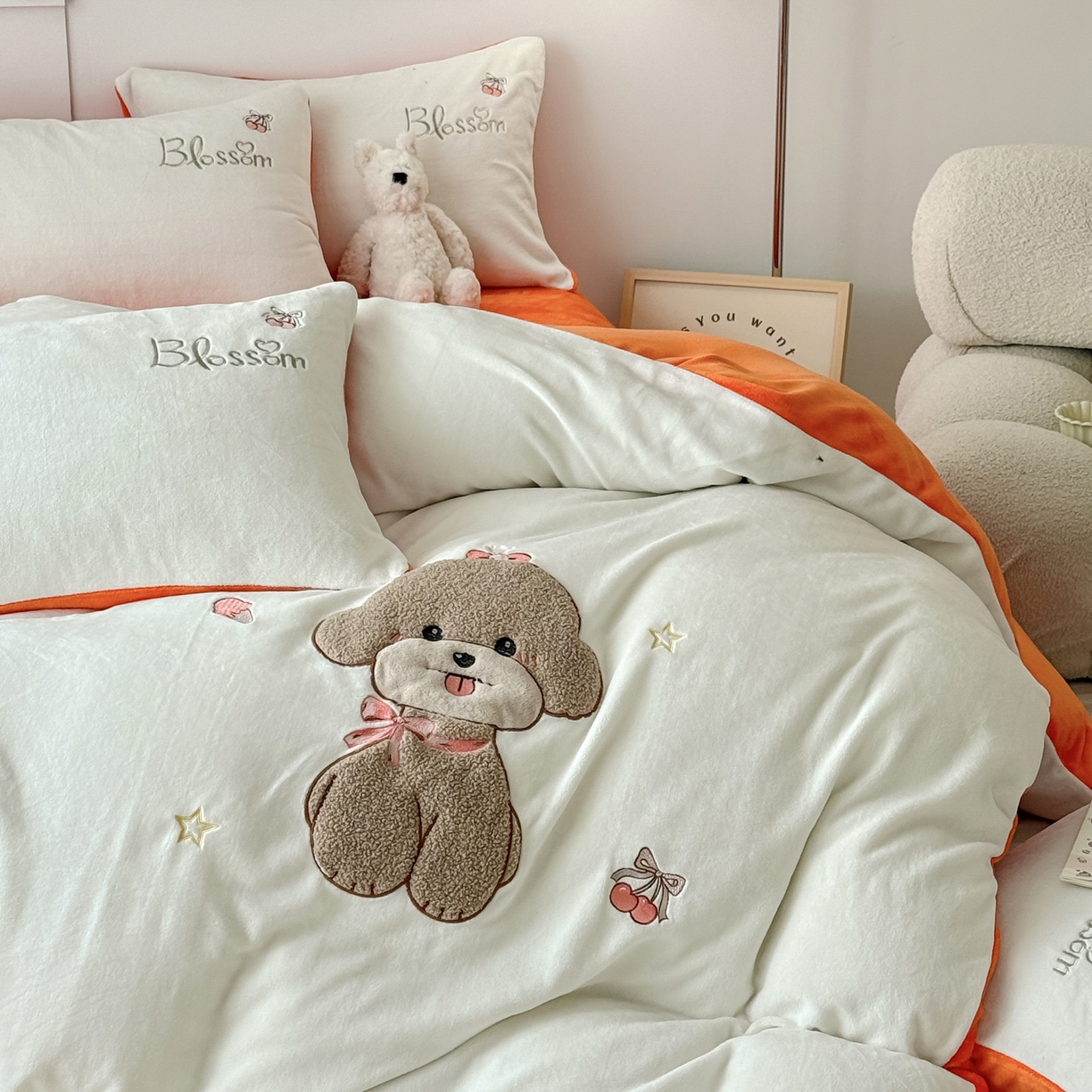 91家纺网 家纺一手货源 找家纺 莱凯家纺 2025新款贴布绣牛奶绒四件套 开心狗（白+橘）