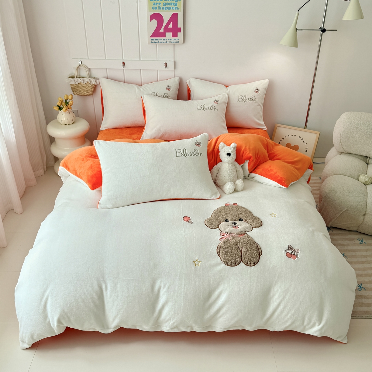 91家纺网 家纺一手货源 找家纺 莱凯家纺 2025新款贴布绣牛奶绒四件套 开心狗（白+橘）