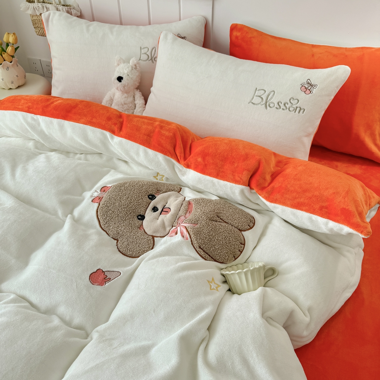 91家纺网 家纺一手货源 找家纺 莱凯家纺 2025新款贴布绣牛奶绒四件套 开心狗（白+橘）