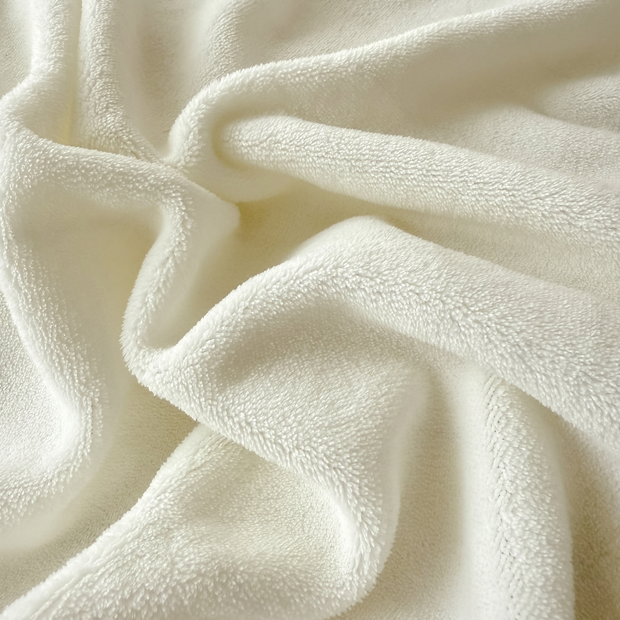 91家纺网 家纺一手货源 找家纺 莱凯家纺 2025新款贴布绣牛奶绒四件套 开心狗（白+橘）