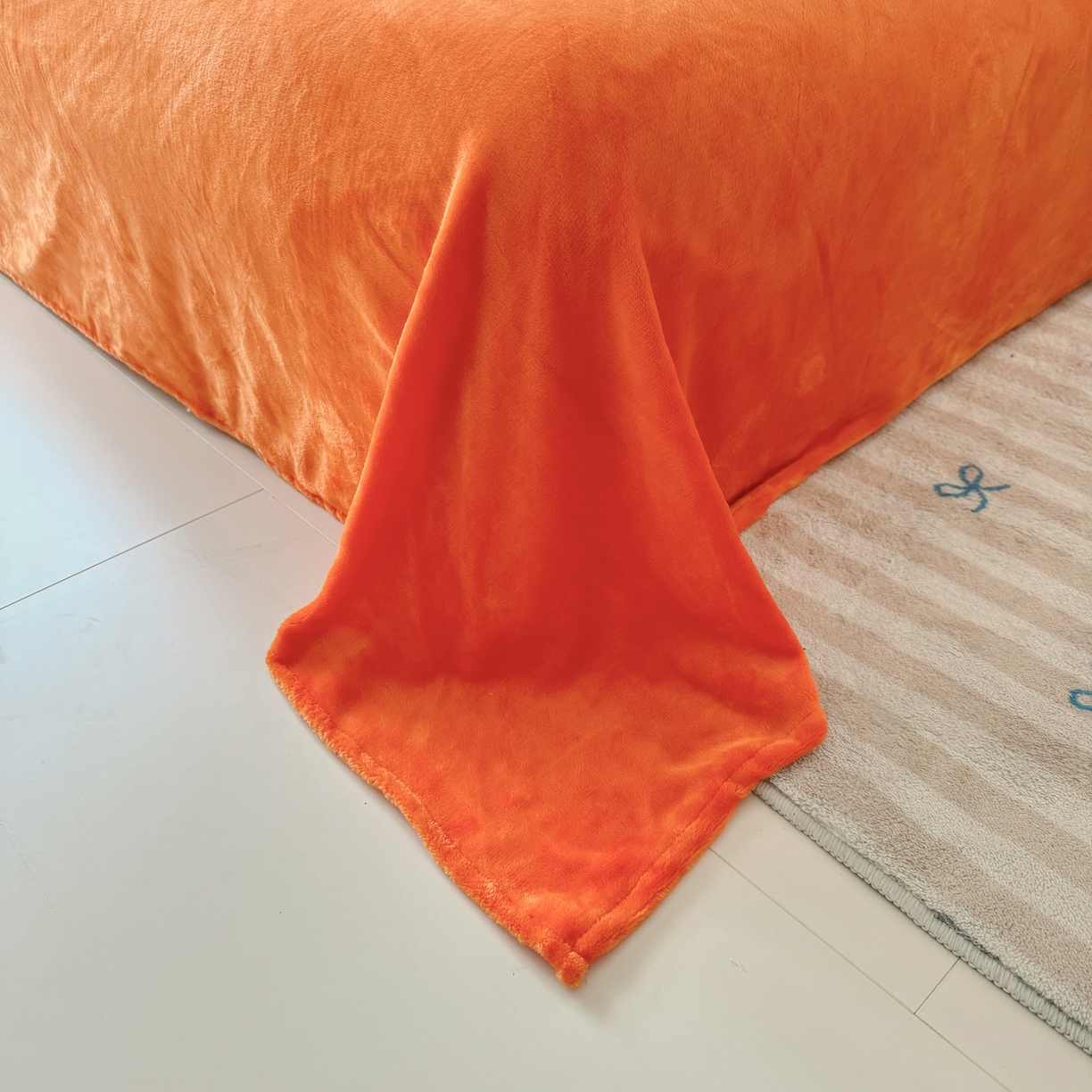 91家纺网 家纺一手货源 找家纺 莱凯家纺 2025新款贴布绣牛奶绒四件套 开心狗（白+橘）