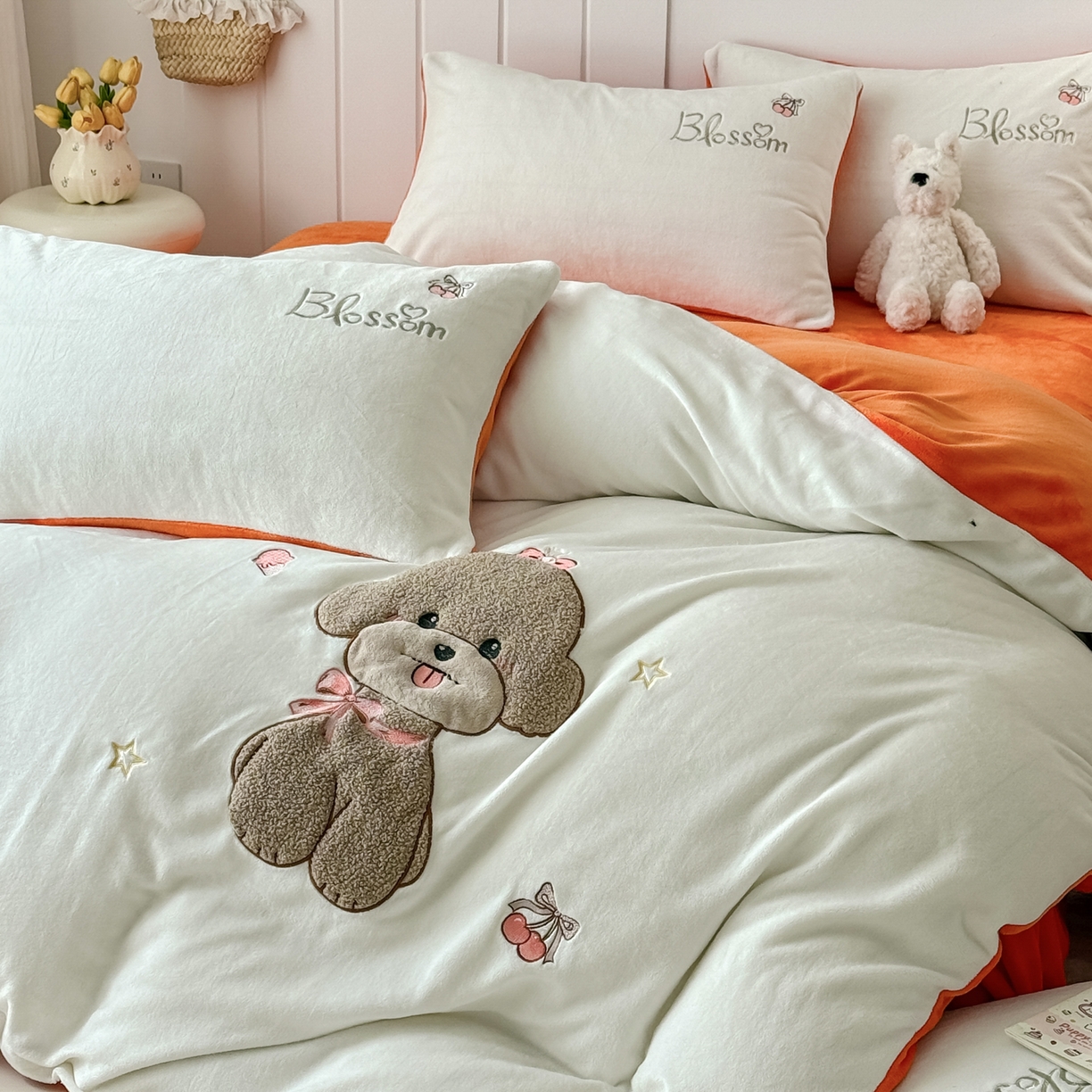 91家纺网 家纺一手货源 找家纺 莱凯家纺 2025新款贴布绣牛奶绒四件套 开心狗（白+橘）