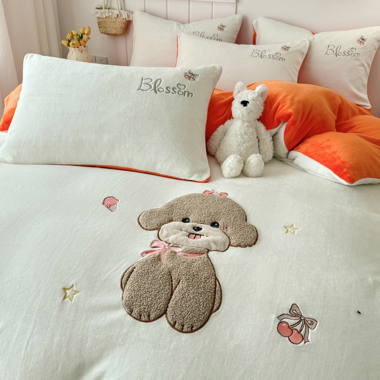 91家纺网 家纺一手货源 找家纺 莱凯家纺 2025新款贴布绣牛奶绒四件套 开心狗（白+橘）