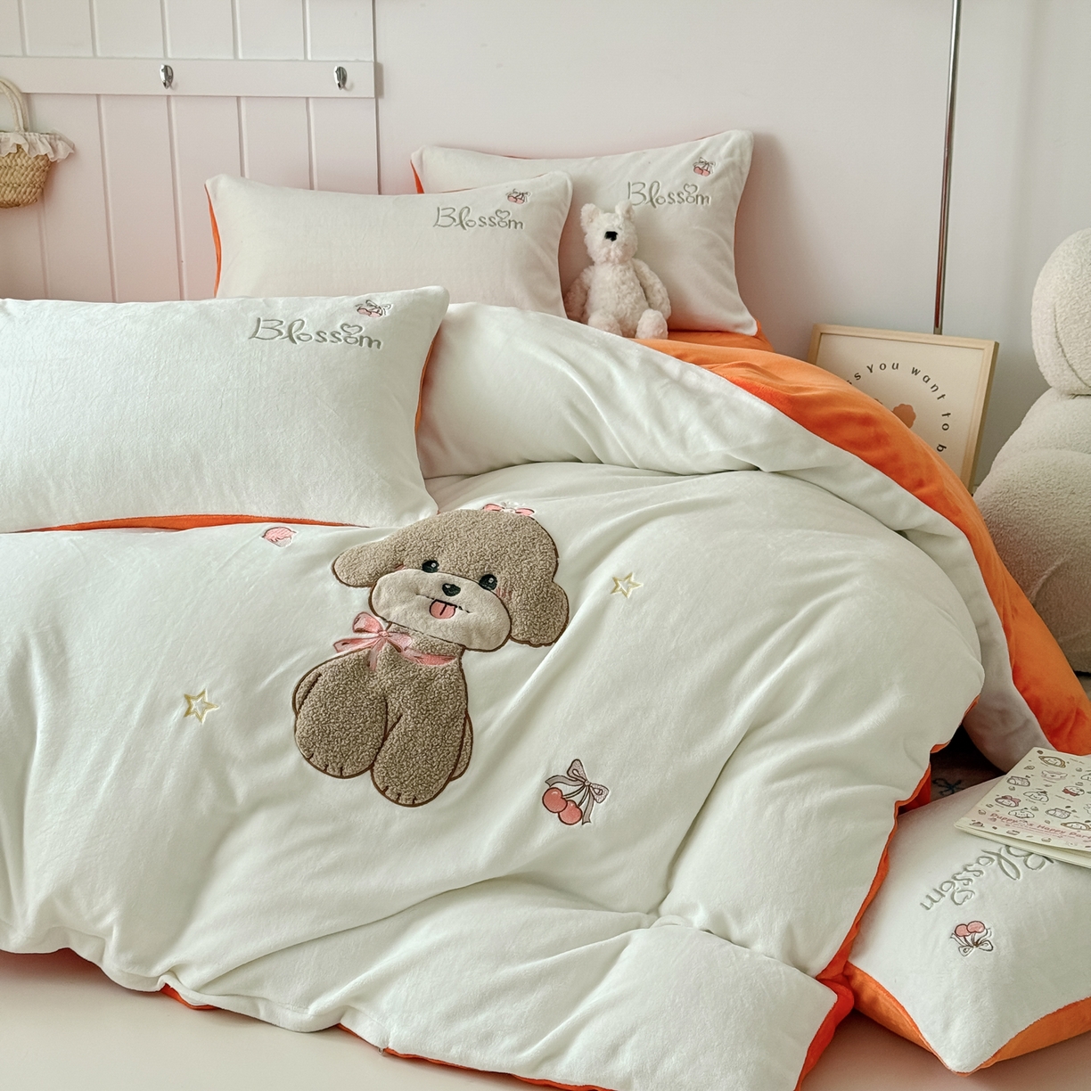 91家纺网 家纺一手货源 找家纺 莱凯家纺 2025新款贴布绣牛奶绒四件套 开心狗（白+橘）