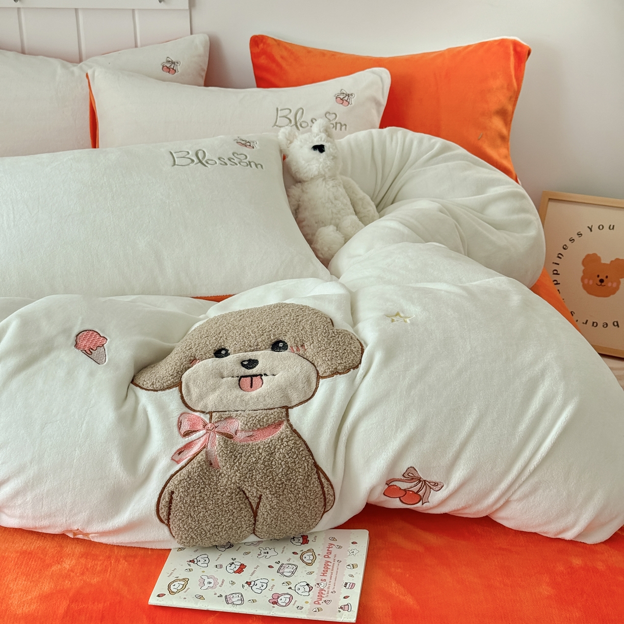 91家纺网 家纺一手货源 找家纺 莱凯家纺 2025新款贴布绣牛奶绒四件套 开心狗（白+橘）