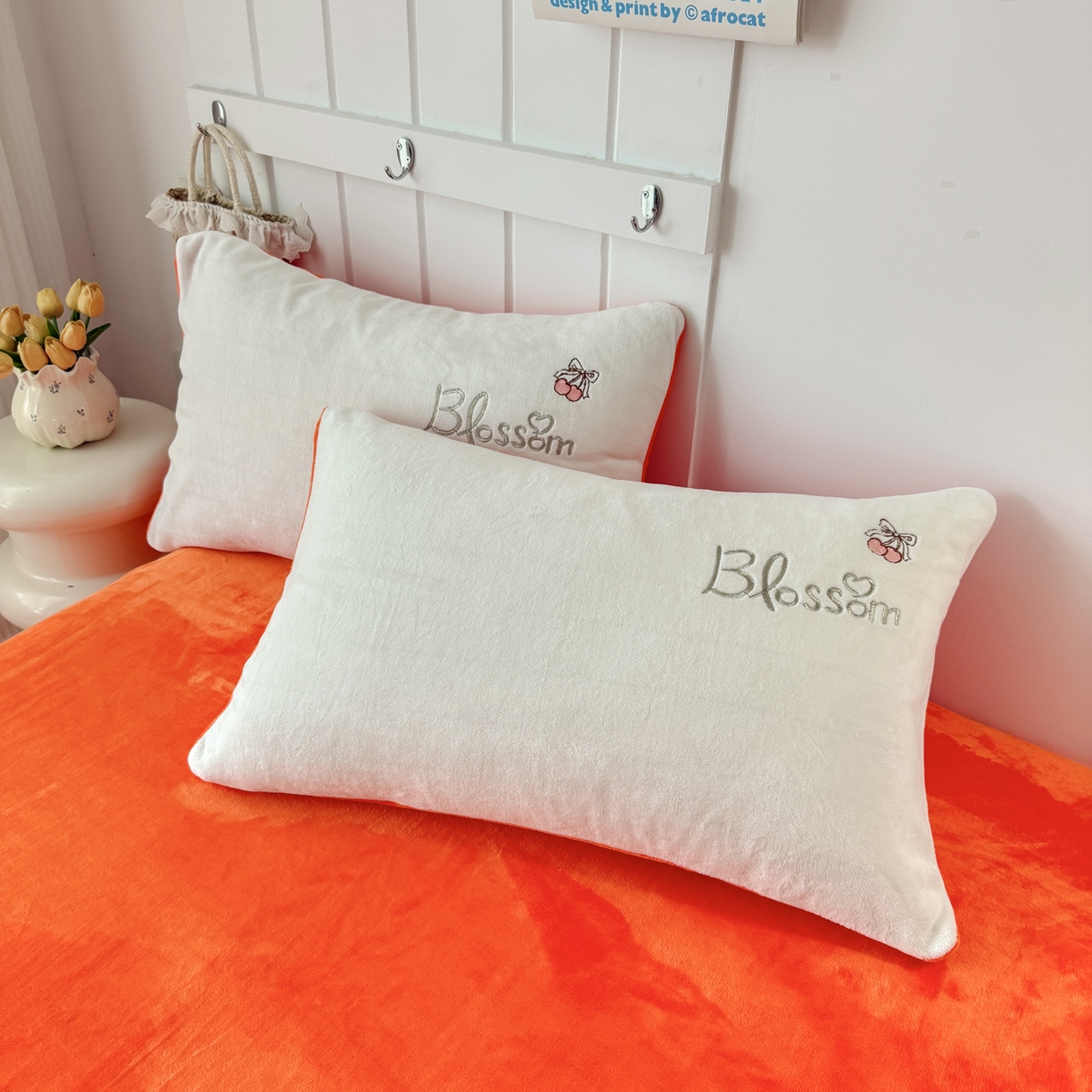 91家纺网 家纺一手货源 找家纺 莱凯家纺 2025新款贴布绣牛奶绒四件套 开心狗（白+橘）