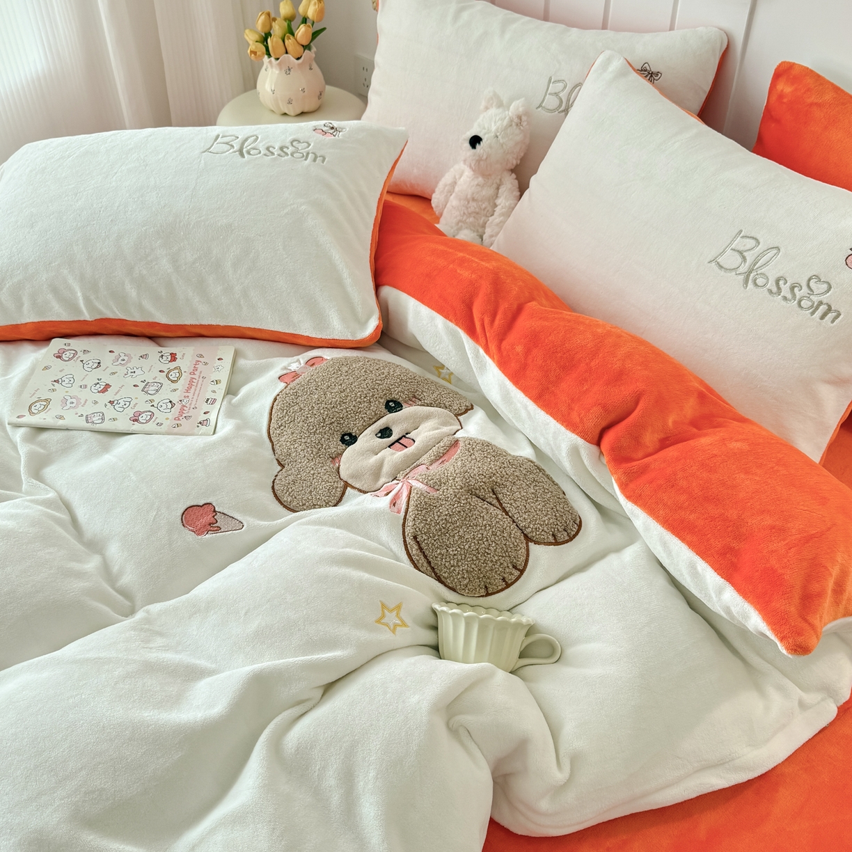 91家纺网 家纺一手货源 找家纺 莱凯家纺 2025新款贴布绣牛奶绒四件套 开心狗（白+橘）