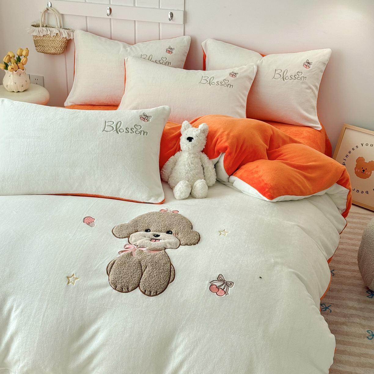 91家纺网 家纺一手货源 找家纺 莱凯家纺 2025新款贴布绣牛奶绒四件套 开心狗（白+橘）