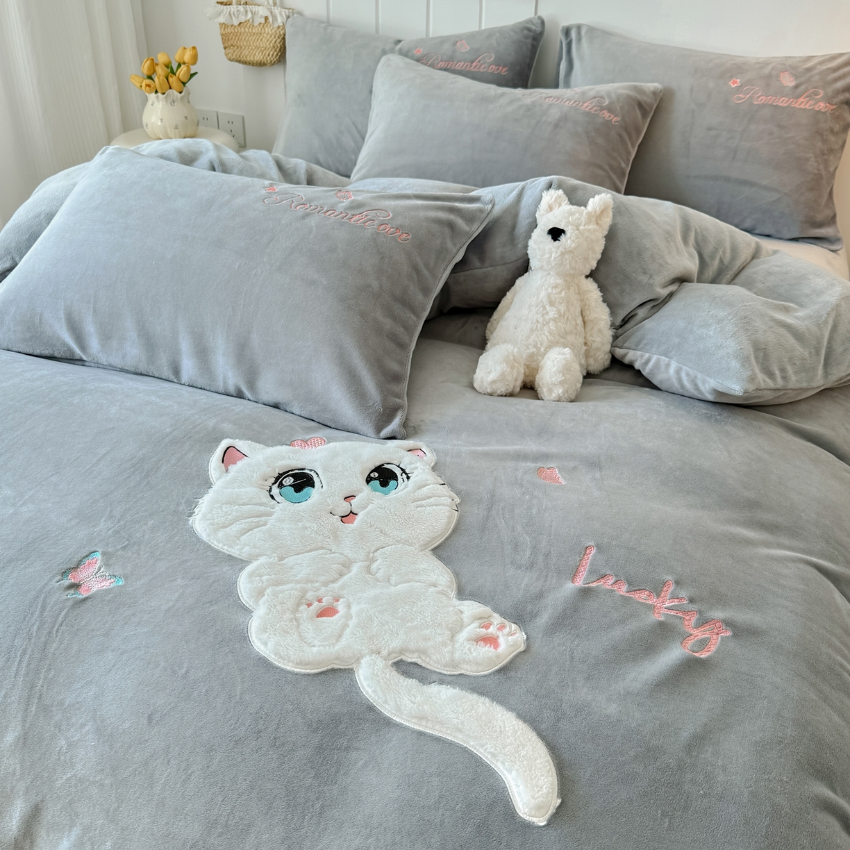 91家纺网 家纺一手货源 找家纺 莱凯家纺 2025新款贴布绣牛奶绒四件套 猫咪乐园（灰）