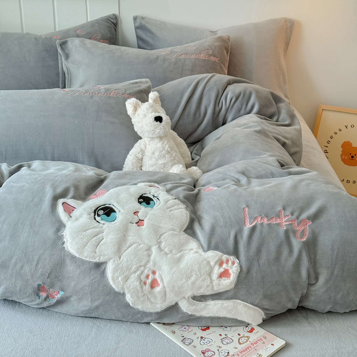 91家纺网 家纺一手货源 找家纺 莱凯家纺 2025新款贴布绣牛奶绒四件套 猫咪乐园（灰）