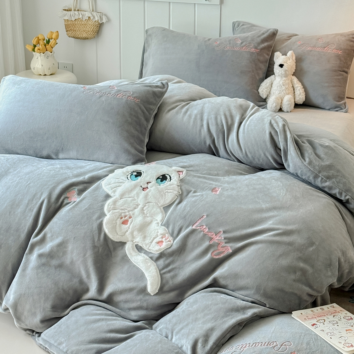 91家纺网 家纺一手货源 找家纺 莱凯家纺 2025新款贴布绣牛奶绒四件套 猫咪乐园（灰）