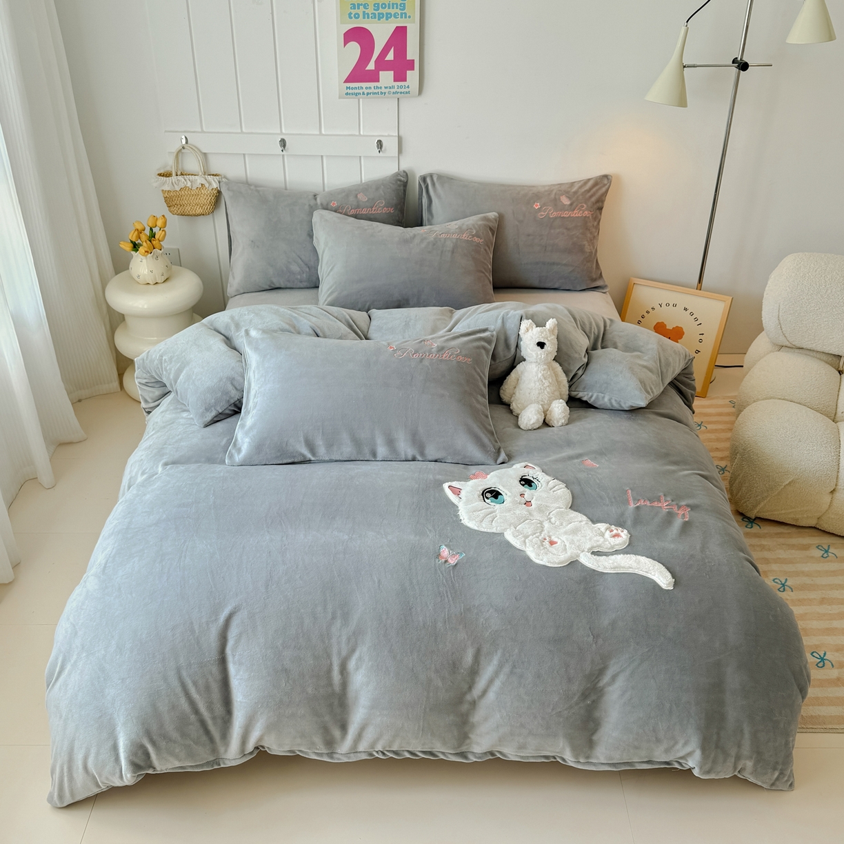 91家纺网 家纺一手货源 找家纺 莱凯家纺 2025新款贴布绣牛奶绒四件套 猫咪乐园（灰）